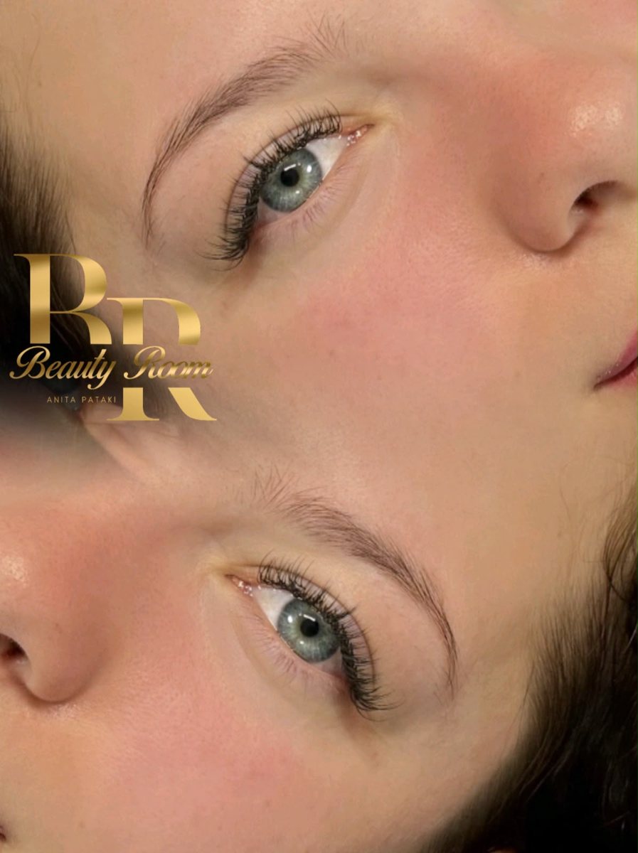 Close-up van natuurlijke wimperextensions bij blauwe ogen